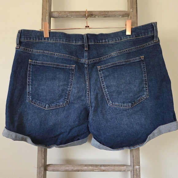 ⭐️40% Off⭐️ Gap Rolled Up 5 Inch Denim Shorts - Picture 6 of 12